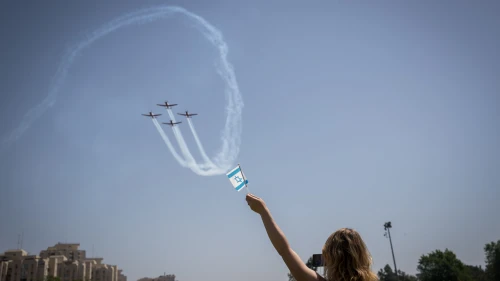 Watching the military airshow during Israel's 70th Independence Day celebrations in Jerusalem on April 19, 2018. Credit: Yonatan Sindel/Flash90.
