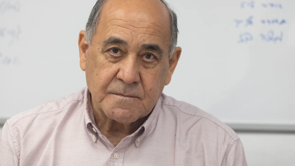 The mayor of Shlomi municipality, Gabi Na'aman, heads a meeting in his town on May 07, 2024. Photo by Yossi Aloni/FLASH90.