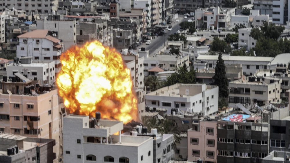 A fireball and smoke erupt following an Israeli air strike on a building in Gaza City, on August 6, 2022. Photo by Attia Muhammed/Flash90. ג'יהאד איסלאמי משתתפים