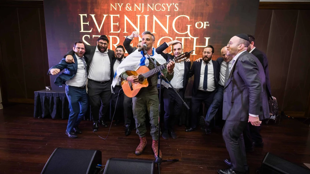 Israel Defense Forces paratrooper Sgt. Maj. Noam Buskila, a singer serving on Israel’s northern border, entertains a lively crowd at NY & NJ NCSY’s “Evening of Strength.” Credit: Courtesy of the Orthodox Union.