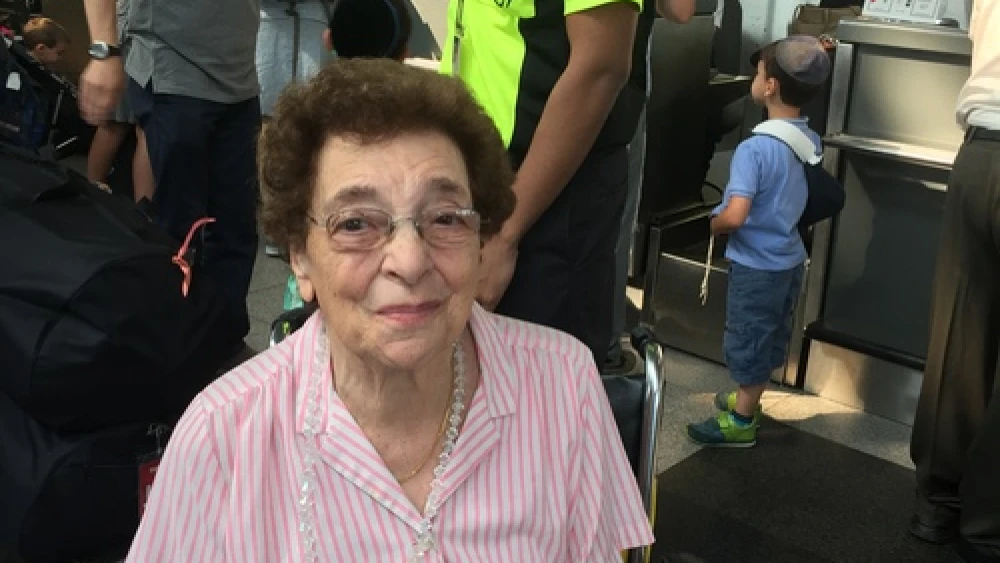 Susan Friedman (in front), then age 90, at New York’s John F. Kennedy International Airport before making aliyah in July 2015. Credit: Maayan Hoffman.