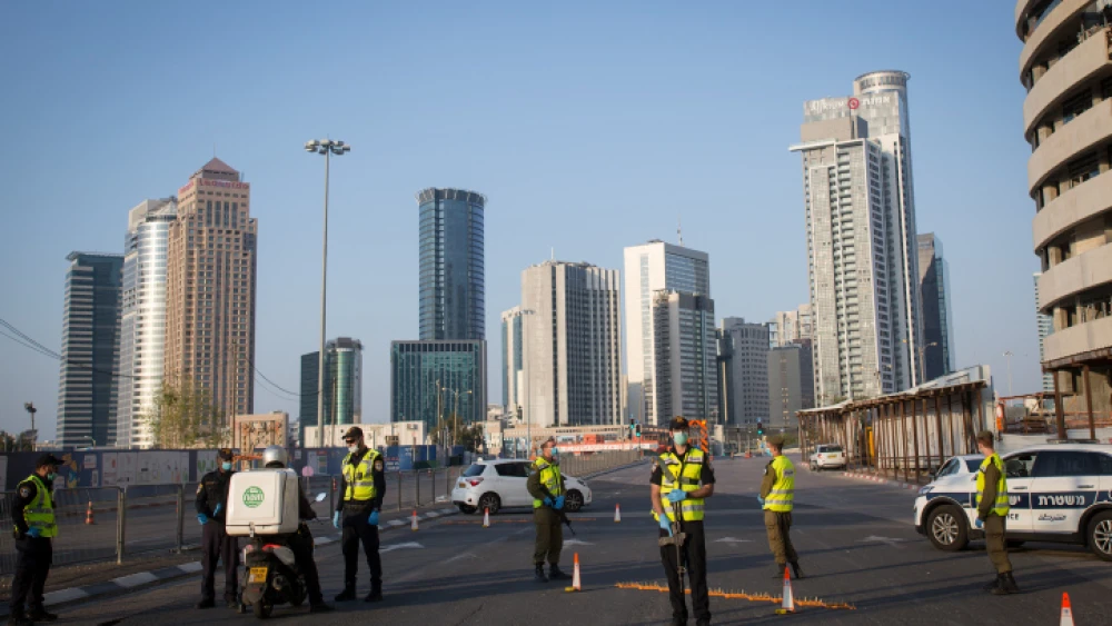 Israeli police officers and soldiers close Begin Highway near the entrance to Ramat Gan in Tel Aviv, on April 14, 2020. Photo by Miriam Alster/Flash90.