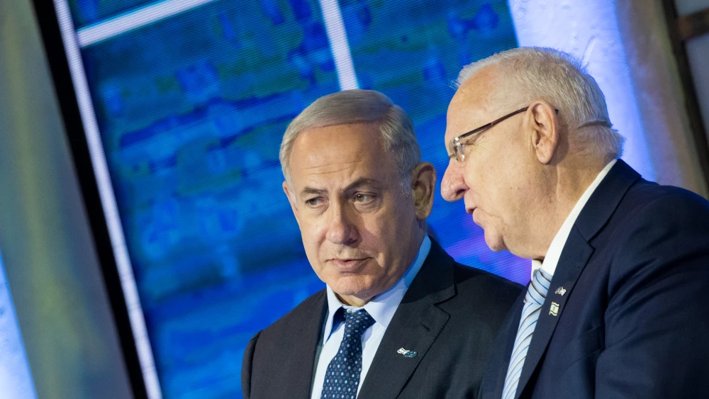 Israeli Prime Minister Benjamin Netanyahu with President Reuven Rivlin during the Israel prize ceremony at the International Conference Center (ICC) in Jerusalem on May 2, 2017. Credit: Yonatan Sindel/Flash90.