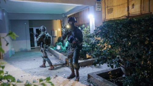 Israeli forces searching for an armed terrorist near the scene of a deadly shooting on Dizengoff Street in central Tel Aviv, April 7, 2022. Photo by Noam Revkin Fenton/Flash90.