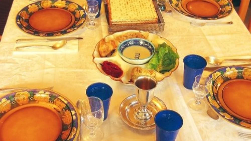 A Passover seder table. Susan Abeles received a five-day suspension for going AWOL from work during Passover, and was later forced into early retirement. Credit: Gilabrand via Wikimedia Commons.