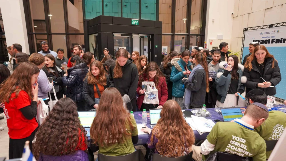 Participants at Nefesh B'Nefesh Here Next Year Fair. Photo by Rebecca Zwiren.