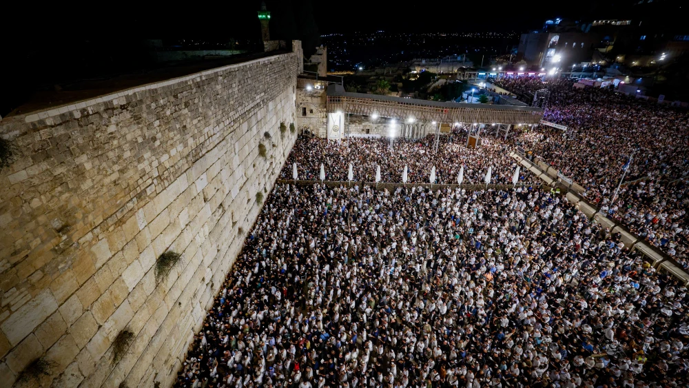 Jews pray for forgiveness ahead of Rosh Hashanah at the Western Wall in the Old City of Jerusalem, Sept. 20, 2024. Photo by Chaim Goldberg/Flash90.