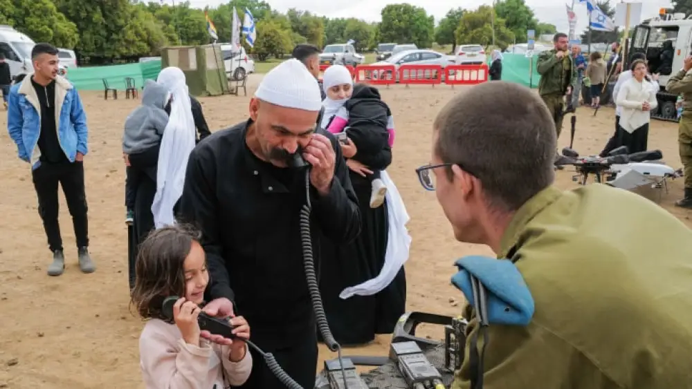 People celebrate the Israeli Independence Day at an IDF fair near the druze town of Buq'ata, northern Israel, May 5, 2022. Photo by Michael Giladi/Flash90 *** Local Caption *** ????? ??? ??? ??????? ?????? ?????? ????? ??"? ?????? ??????