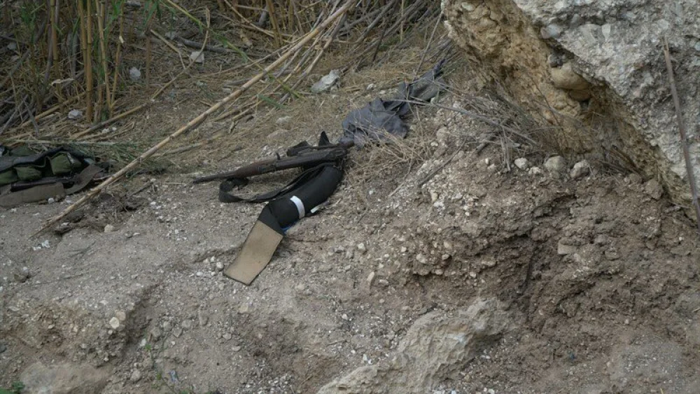 A photo of what appears to be an AK-47 assault rifle and explosives found with seven Islamic State terrorists who entered Israel. Credit: IDF Spokesperson Unit.