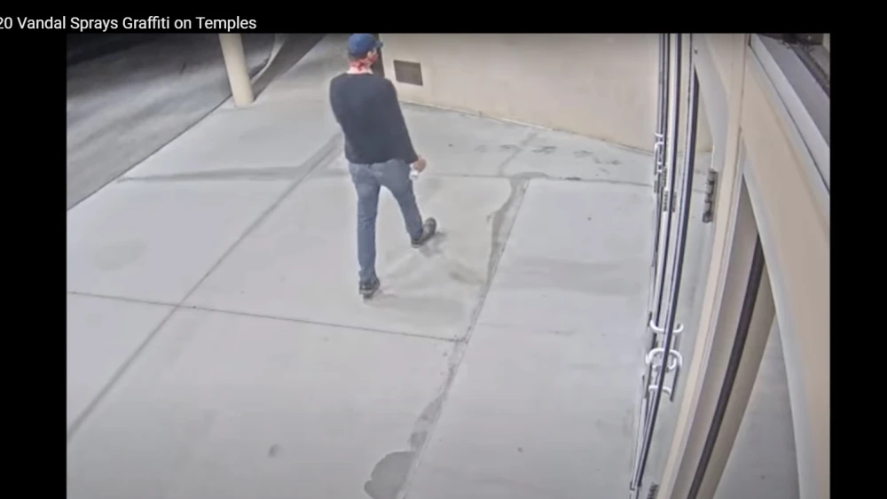 Video surveillance of a suspect behind the vandalism of two Florida synagogues on July 15, 2020. Source: Screenshot.