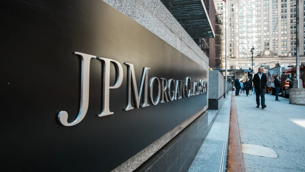 People walk near the JPMorgan Chase headquarters ,April06, 2026 in New York City. Photo by Zamek/VIEWpress.