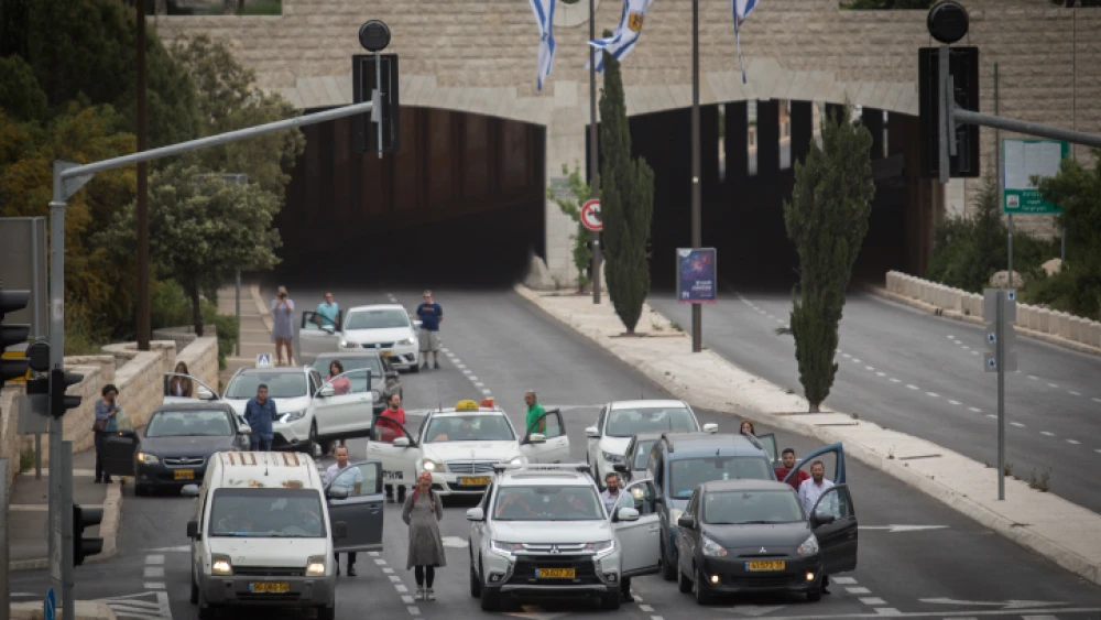 Israelis stand still during a two-minute siren in Jerusalem in memory of the 6 million Jews murdered in the Holocaust, on May 2, 2019. Photo by Hadas Parush/Flash90.