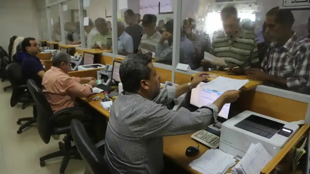 Residents of Gaza Strip waiting on line in Hamas' offices, to receive the $100 each from the funds provided by Qatar. Gaza, Sep 26, 2019. Photo by Majdi Fathi/TPS