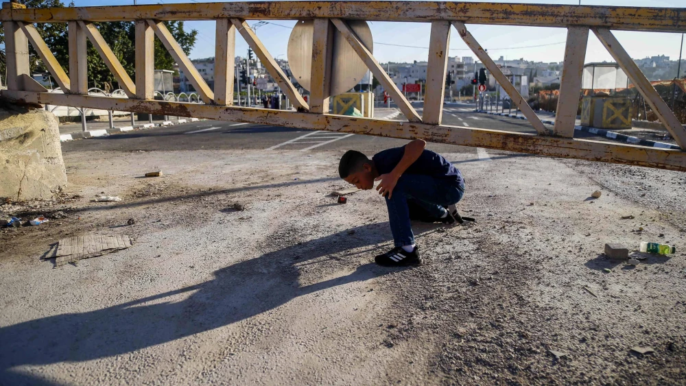 Palestinian children cross a road near Hebron on Sept.9, 2024. Photo by Wisam Hashlamoun/Flash90.