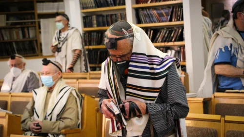 Jewish men pray at synagogue in the Jewish town of Efrat in Gush Etzion, May 20, 2020. Photo by Gershon Elinson/Flash90.