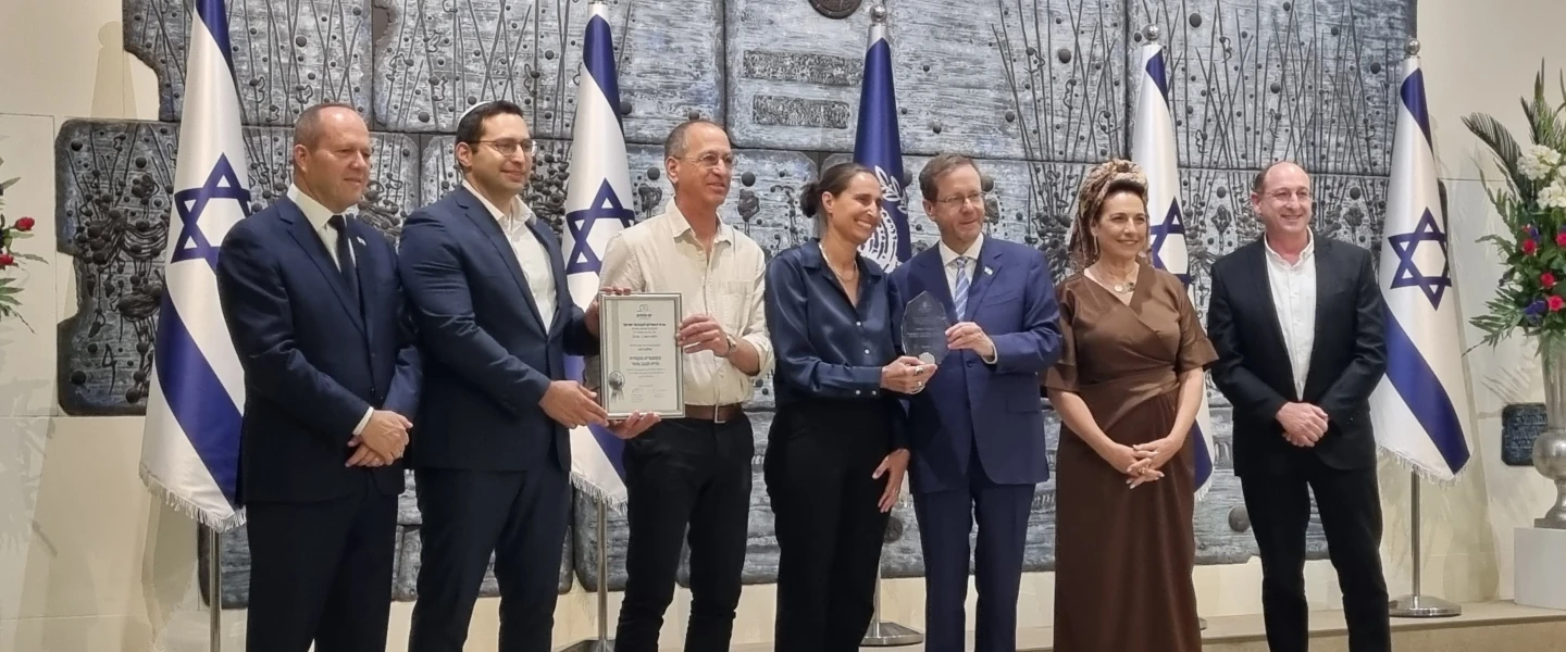 Members of Brit HaNegev VeHa’ar, including Ruti Doron of Tekoa (center) and Dr. Alon Pauker of Kibbutz Be’eri (right), receive the 2026 Jerusalem Unity Prize from Economy Minister Nir Barkat, Negev, Galilee and National Resilience Minister Yitzhak Wasserlauf and President Isaac Herzog at the President’s Residence in Jerusalem. (Courtesy)