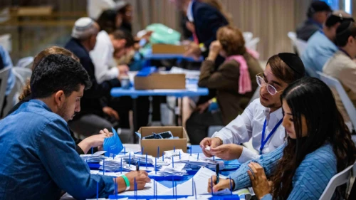 Israel Central Election Committee workers count ballots at the Knesset in Jerusalem, Nov. 3, 2022. Credit: Olivier Fitoussi/Flash90.