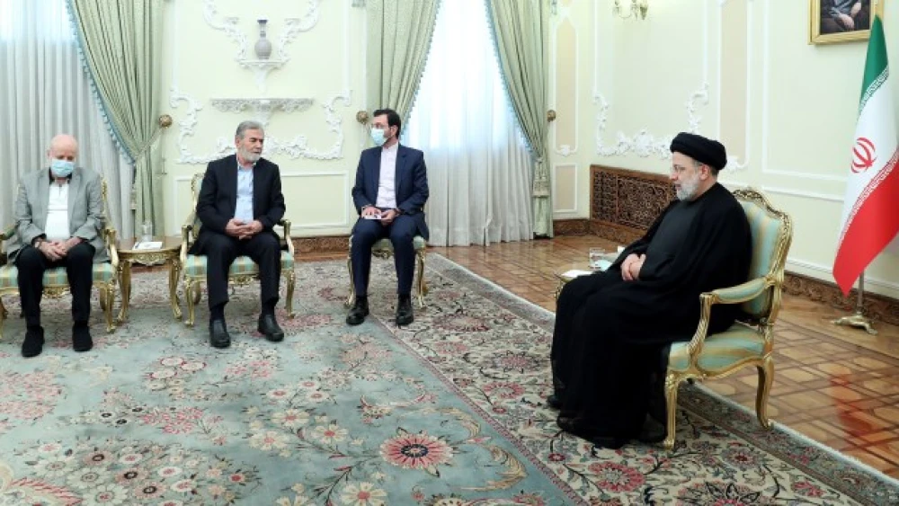 Palestinian Islamic Jihad leader Ziad al-Nakhalah (left, without a mask) meets with Iranian President Ebrahim Raisi in Tehran. Source: President.ir.