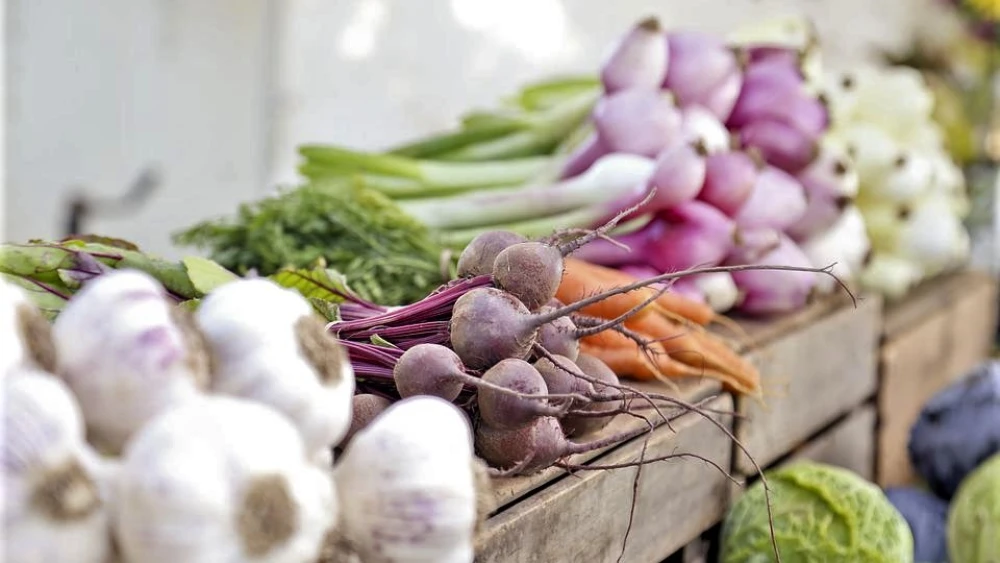 Fresh veggies on display at a farmers market. Credit: Pixabay.