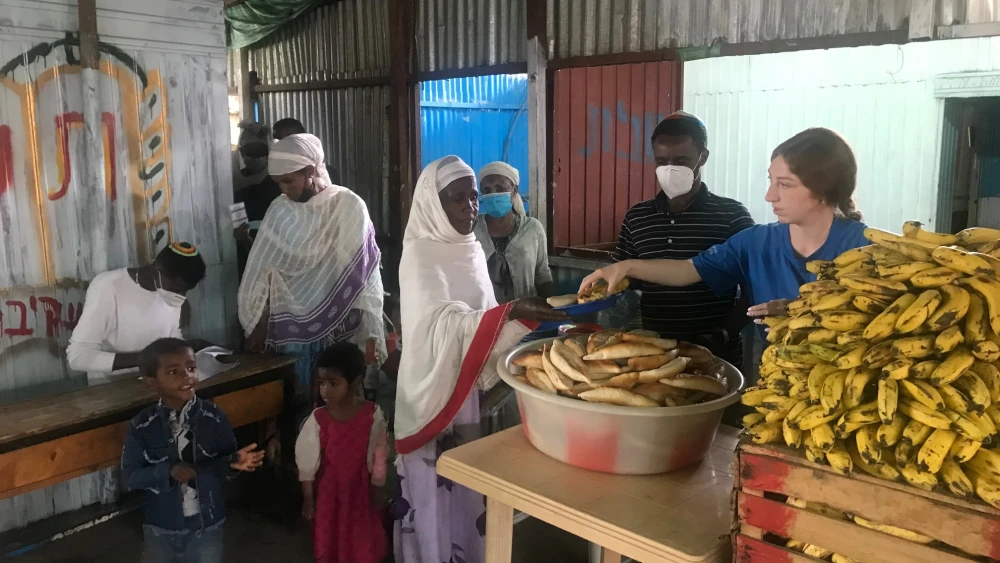 Operation Ethiopia volunteers hand out food in partnership with the Struggle to Save Ethiopian Jewry. Credit: Elisa and Morris Hartstein.