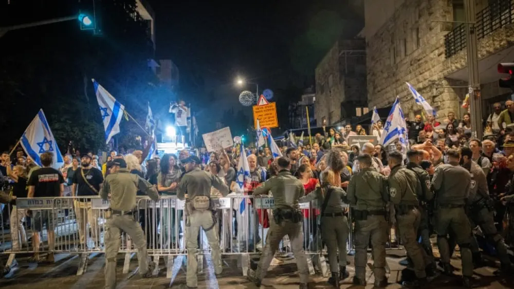 Police clash with demonstrators outside the Prime Minister's Residence in Jerusalem, April 2, 2024. Photo by Chaim Goldberg/Flash90.