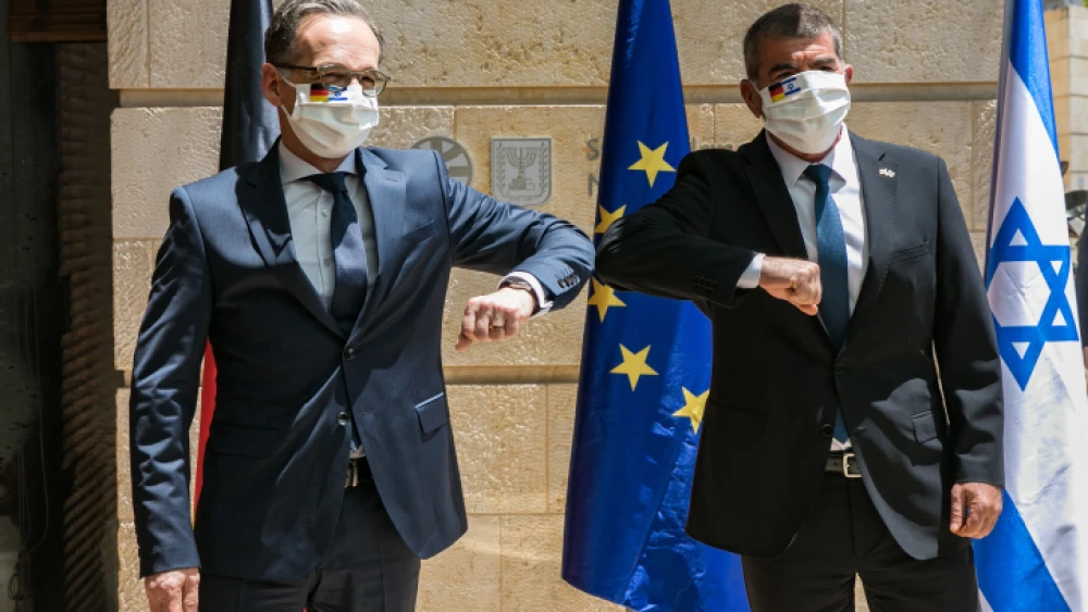 Israeli Foreign Minister Gabi Ashkenazi (right) meets with German Foreign Minister Heiko Maas at the Foreign Ministry in Jerusalem on June 10, 2020. Photo by Olivier Fitoussi/Flash90.