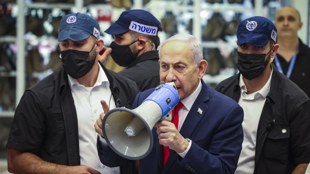 Israeli Prime Minister Benjamin Netanyahu, accompanied by his security detail, speaking with members of the public in the city of Beit Shemesh, west of Jerusalem, just hours before polls close on Israel’s general election day, Oct. 27, 2026. Photo by Yaakov Lederman/Flash90.