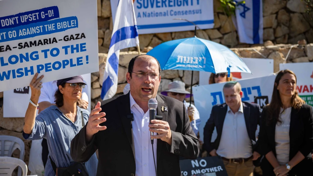 MK Simcha Rotman attends a demonstration calling for Israeli sovereignty over Judea and Samaria and opposing a Palestinian state, outside the weekly Cabinet meeting at the Prime Minister’s Office in Jerusalem, November 23, 2025. Photo by Yonatan Sindel/Flash90 *** Local Caption *** שמחה רוטמן הפגנה נגד מדינה פלסטינאית ריבונות יהודה שומרון