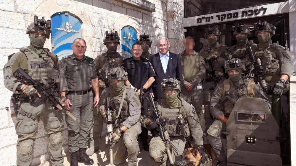 Israeli Prime Minister Benjamin Netanyahu and Israel Police Commissioner Yaakov Shabtai with the Yamam counterterrorism unit, July 13, 2023. Photo by Haim Zach/GPO.