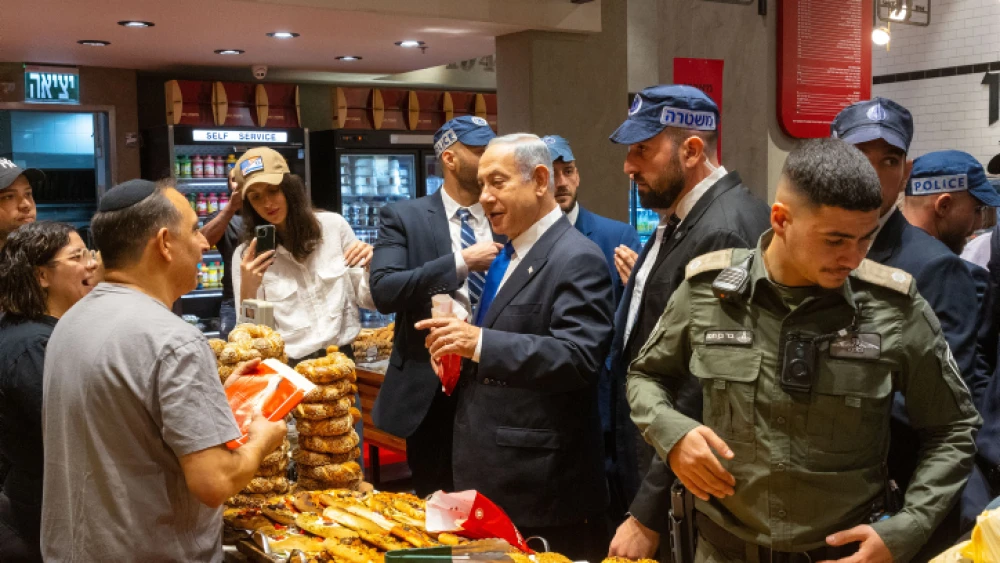 Likud chairman Benjamin Netanyahu visits the Malha shopping mall in Jerusalem on Election Day, Nov. 1, 2022.. Credit: Olivier Fitoussi/Flash90.