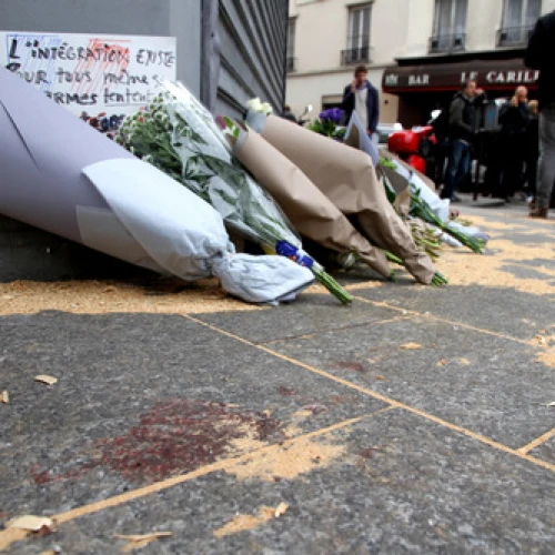 The Le Petit Cambodge restaurant—site of one of six coordinated Islamist terror attacks in Paris on Friday—with a makeshift memorial of flowers and blood staining the ground on the day after the attacks. Credit: Maya-Anaïs Yataghène via Wikimedia Commons.