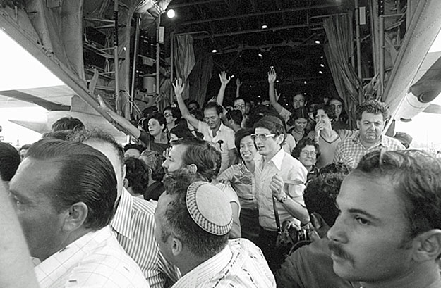 The rescued Air France passengers and crew coming off an Israeli Air Force Hercules plane at Ben-Gurion Airport, July 1976. Credit: GPO.