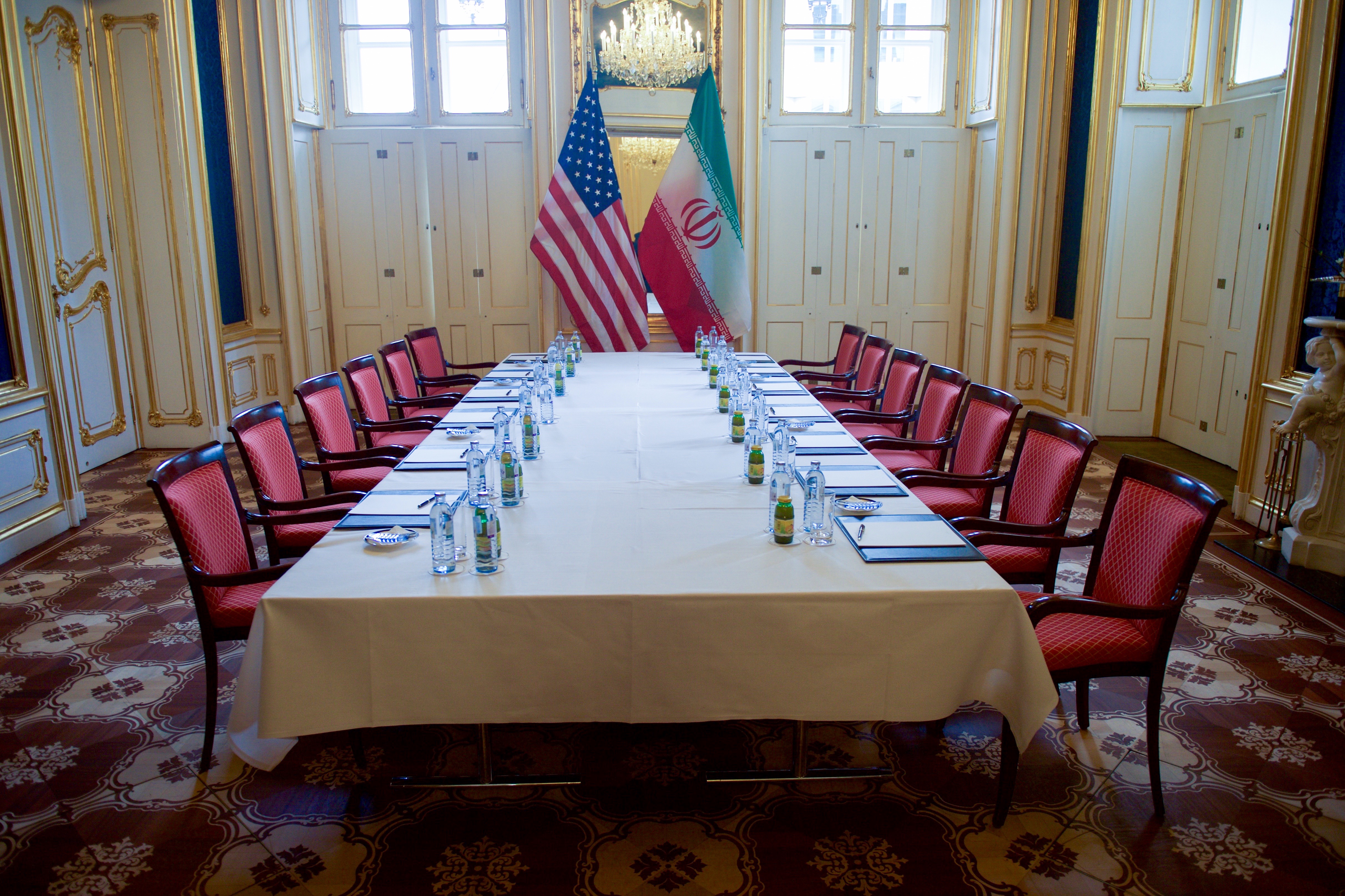 Trump signs Iran deal in Versailles